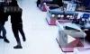 Видео: двое мужчин избили охранника магазина на Художников после кражи шоколада и алкоголя