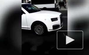 Видео: в Астрахани пассажирская маршрутка въехала в президентский лимузин Aurus
