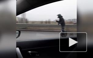 На КАД в районе Мурино заметили ездока на моноколесе