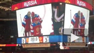 Сборная России по хоккею разгромила команду Финляндии и сразится с Канадой