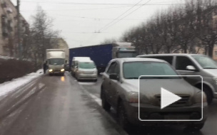 В Петербурге собирается пробка из-за фуры, которая перегородила дорогу 