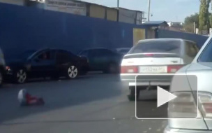 Видео момента ДТП: В Волгограде легковушка сбила пятилетнюю девочку