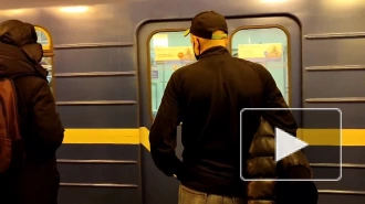 Прибывший на станцию метро "Проспект Просвещения" поезд отправился обратно в тоннель