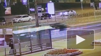 На проспекте Просвещения несущийся автомобиль снёс дорожные ограждения