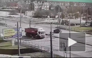 Видео: на Народной фургон протаранил маршрутку