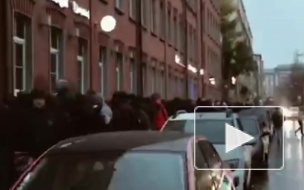 Видео из Москвы: За бесплатной колонкой от "Яндекс" собралась очередь свыше 1000 человек