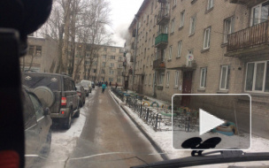 Человек по трубе вылез из горящей квартиры на Запорожской