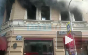 На Большом проспекте Петроградской стороны горит здание с модными бутиками