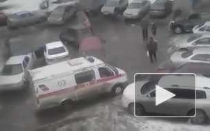 Видео: в Омске перекрыли дорогу машине скорой помощи