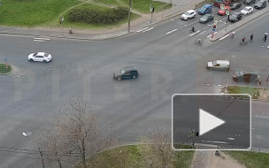 На перекрестке Московского шоссе и Дунайского проспекта легковушку оставили без колеса
