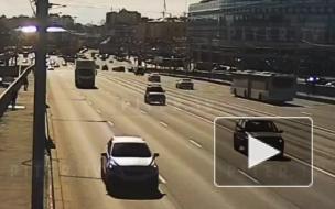 На мосту Александра Невского пешеход бросился под машину: видео