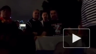Отец Джоковича позировал со зрителями, демонстрировавшими флаг России