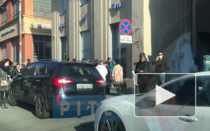 Десятки петербуржцев встали в очереди в филиалы банка ВТБ