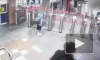 В метро на "Калужской" пассажир разбил двери турникета