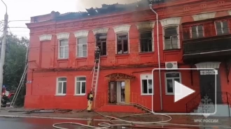 В Астрахани загорелось двухэтажное нежилое здание