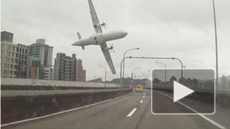 Число жертв авиакатастрофы на Тайване возросло до 32. Видео падающего в городе гигантского авиалайнера шокирует