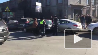 Две автоледи устроили массовую аварию на перекрестке Лиговского и Московского