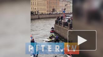 В Мойке утонул гидроцикл, водителя вытащили из воды друзья