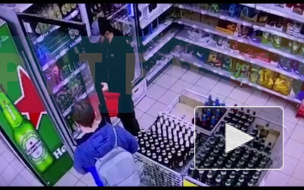 Двое неизвестных ограбили магазин и сломали нос товароведу в Петербурге