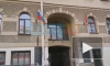 Здание на Набережной реки Мойки украсили флагами России