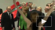 Видео голых Femen, атакующих Путина и Меркель, попало в СМИ