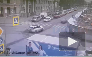 Видео: на  пересечении Большого Сампсониевского и 1-го Муринского проспектов столкнулись Pajero и  Lancer