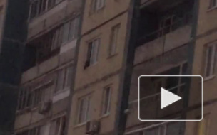 Подростка, вылезающего из окна многоэтажки, сняли на видео