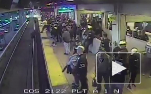В Сан-Франциско работник станции спас пассажира, упавшего под поезд