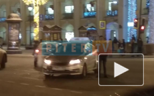 На Невском проспекте произошло сразу два ДТП с участием дорогих иномарок и такси 