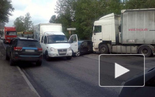 На Парнасе фура смяла легковушку и заблокировала съезд с КАД