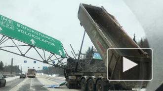Видео огромной пробки из-за рухнувшей конструкции на Новорижском шоссе