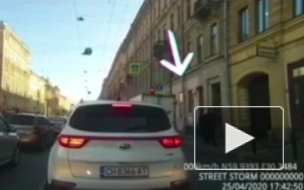 Прохожий огреб скейтом "по хребту" на Литейном проспекте