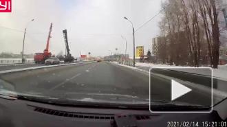 На Октябрьской набережной два крана достали упавшую в воду бетономешалку