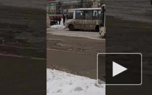Появилось видео, как у метро "Рыбацкое" прорвало трубопровод