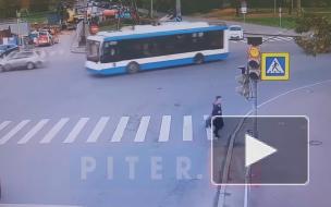 Видео: грузовик столкнулся с легковушкой на Бассейной улице