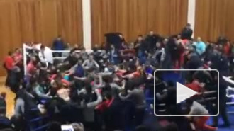 Массовая потасовка на ринге болельщиков на чемпионате по ММА в Дагестане попала на видео