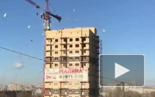 В Красноярске штормовой ветер сорвал крышу со здания и повалил деревья‍