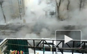 Видео: на Братьев Радченко прорвало трубу, улицу заполонил пар
