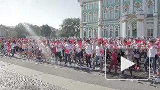 На Дворцовой площади Петербурга прошла масштабная акция “Танцуй, триколор!”