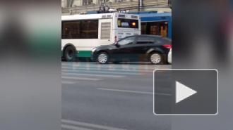 На площади Восстания автобус подрезал троллейбус