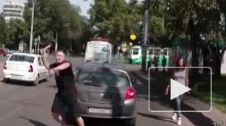 В Новокузнецке водитель разбирался в ДТП топором и пистолетом