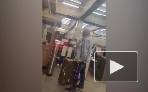 На станции метро "Московская" сотрудник отказался пропускать женщину с самокатом
