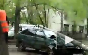 Ужасающее видео из Ульяновска: легковушка снесла столб