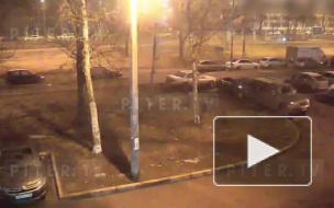 На Софийской иномарка врезалась в ограждение после выезда на встречную полосу