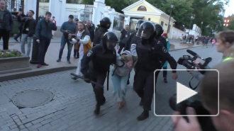 Стало известно имя полицейского, ударившего активистку в живот в Москве Стало известно имя полицейского, ударившего активистку в живот в Москве