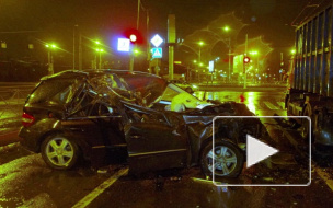 Смертельное ДТП в Петербурге: на Большевиков КАМАЗ смял легковушку, погибла 22-летняя девушка