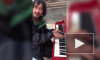 В интернете стремительно набирает обороты видео с бездомным, который играет на пианино