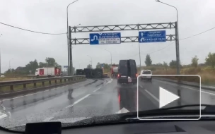 На Красносельском шоссе перевернулся грузовик