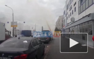 На улице Одоевского из-под земли бьет метровый фонтан