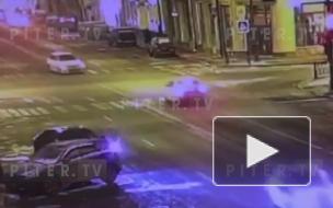 Видео: в центре Петербурга на перекрестке столкнулись две белые легковушки
